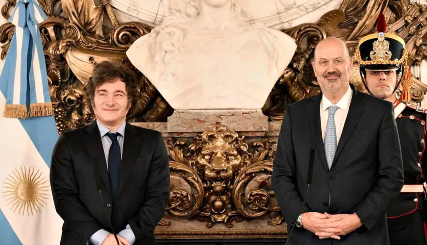 Sturzenegger, en el centro de la interna del Gobierno: versiones sobre su futuro y un fuerte respaldo de la Casa Rosada