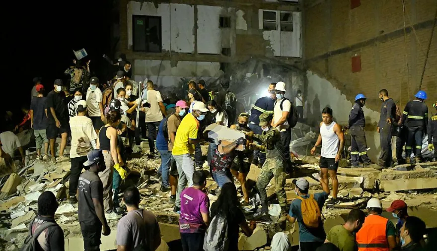 Rescataron con vida a una mujer que pasó 36 horas bajo los escombros del terremoto