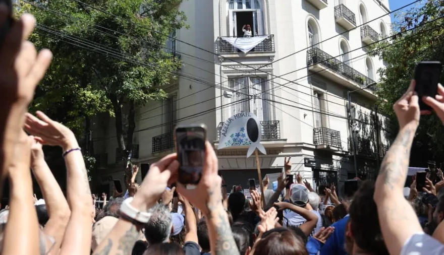 La Justicia embargó el departamento donde cumple prisión domiciliaria Cristina Kirchner