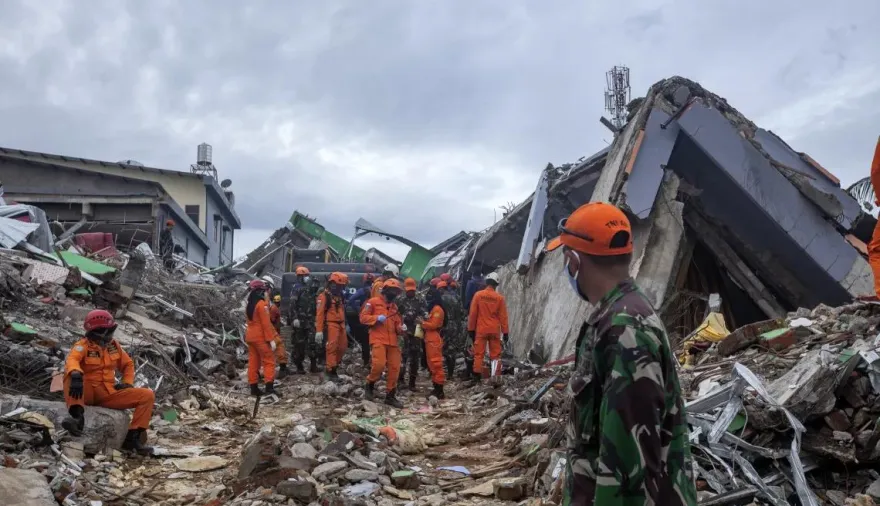 Un terremoto de 7,7 sacudió Indonesia y dejó al menos 38 muertos