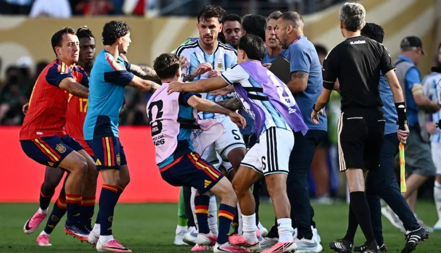 FIFA confirmó las sanciones por los incidentes del Mundial: diez partidos para Paredes