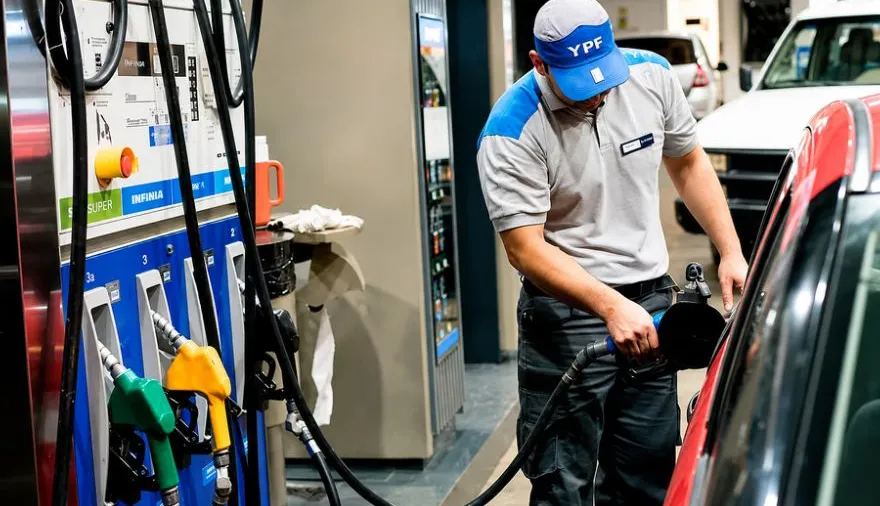 Cómo ahorrar al cargar combustible en septiembre: descuentos de hasta 30%