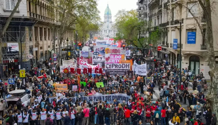 Marcha de la Bronca: una multitud se movilizó a Plaza de Mayo contra el Gobierno