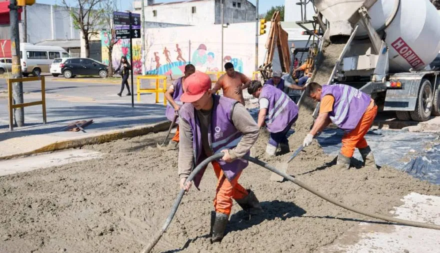 Continúan los trabajos de reparación de calzada en la Avenida 844 en Solano