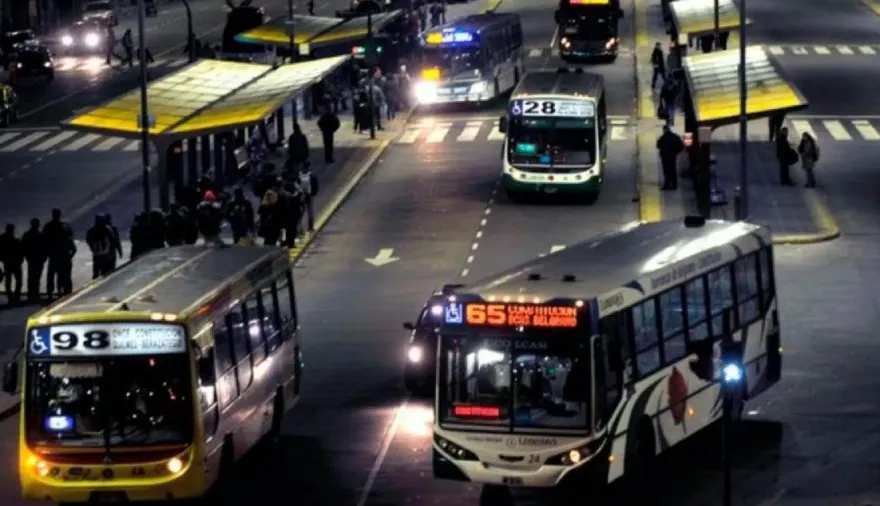 Más de 100 líneas de colectivos reducirán sus frecuencias nocturnas en el AMBA