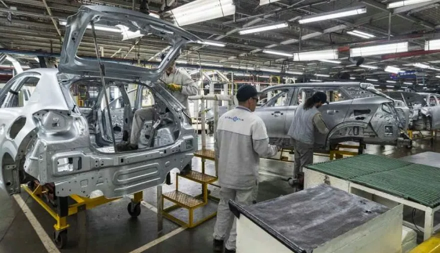 Stellantis frenó la producción y adelanta vacaciones por la caída de las ventas