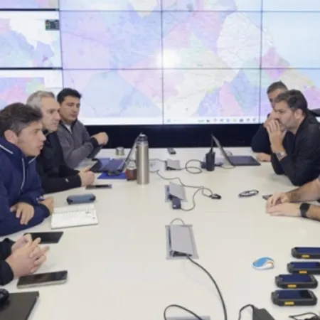 Kicillof encabezó una reunión de emergencia en el centro operativo que coordina la asistencia frente al temporal