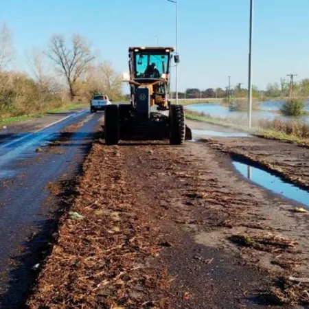 Temporal en la provincia: personal de Vialidad trabaja en las rutas afectadas por el agua