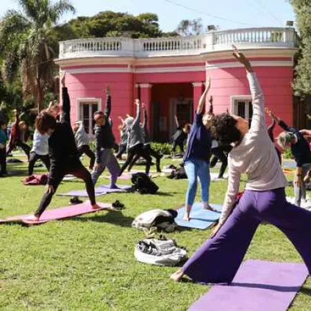 Vicente López celebra el Día Internacional del Yoga con una jornada gratuita en la Quinta Trabucco