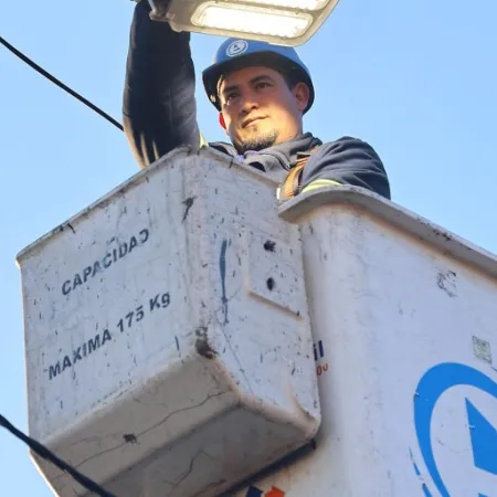 Avanza la instalación y el reemplazo de luminarias LED en El Jagüel y Monte Grande