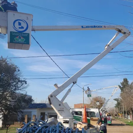 Continúa la instalación de nuevas luces en Monte Grande