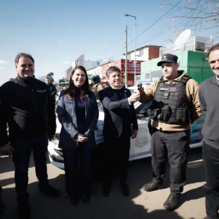 Kicillof recorrió Moreno y Merlo: inauguró escuelas y entregó móviles policiales