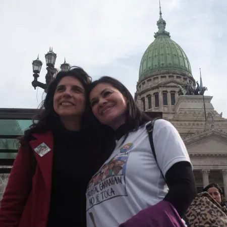 Cele Fierro junto a trabajadores del Hospital Garrahan por la Ley de Emergencia Pediátrica