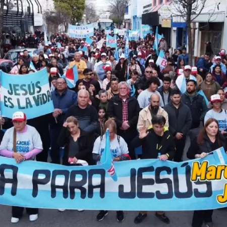 Marcha para Jesús en Villa Dolores: cientos de cristianos recorrieron las calles manifestando su fe