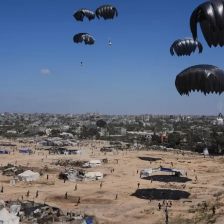 Cinco países lanzan ayuda aérea en Gaza en medio de la hambruna