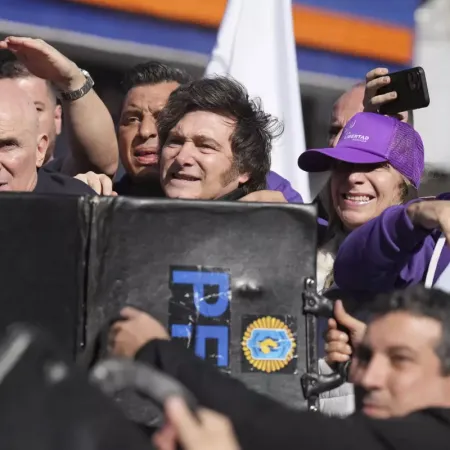 Incidentes en Lomas de Zamora: atacaron la caravana de Javier Milei con piedras