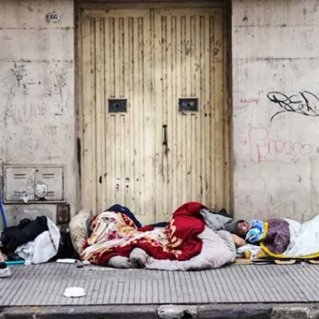 La pobreza bajó al 36,3%, pero persisten la informalidad y el empleo precario, según la UCA