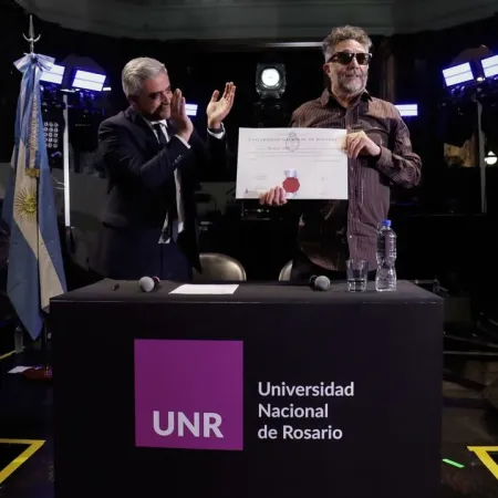 Ovación y homenaje: Fito Páez recibió el Honoris Causa de la UNR