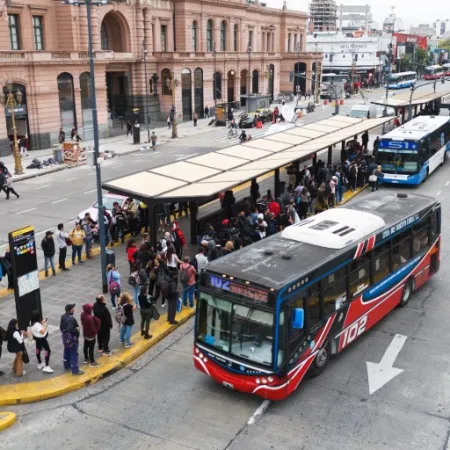 Colectivos: Los empresarios quieren pagar el aguinaldo en cuotas y la UTA se declaró en alerta