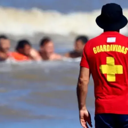 Crisis en la costa: guardavidas apuntan contra Pinamar por recortes y fallas estructurales