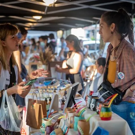 Martínez se viste de Navidad con la última feria de emprendedores del año