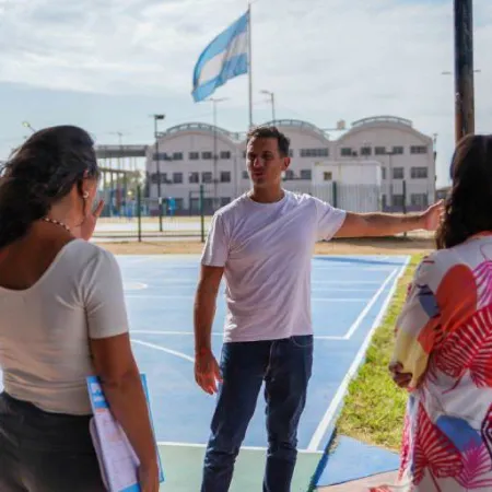 Julián Álvarez supervisó el avance de las obras en distintas instituciones educativas del distrito