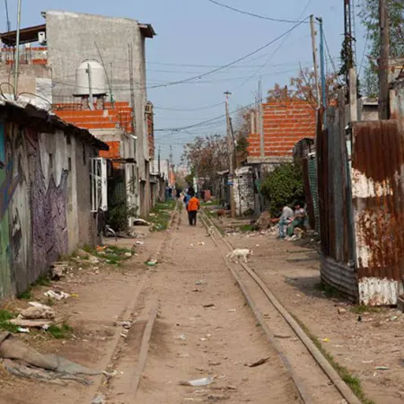 La Iglesia cuestiona el freno a las obras en barrios populares y advierte por el impacto social