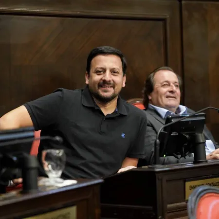 Inician las clases y entra en vigencia la Ley de restricción de celulares en escuelas