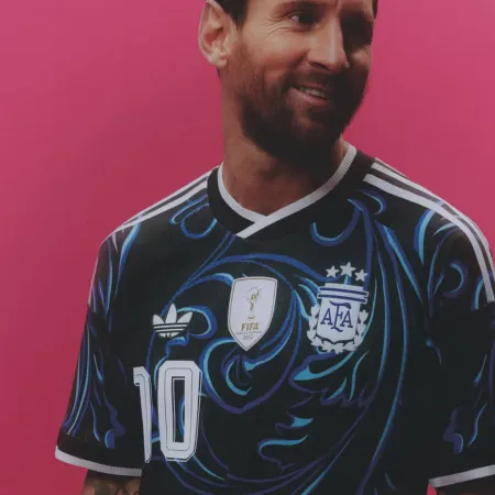 Con Lionel Messi como imagen principal, presentaron la nueva camiseta alternativa de Selección Argentina de fútbol