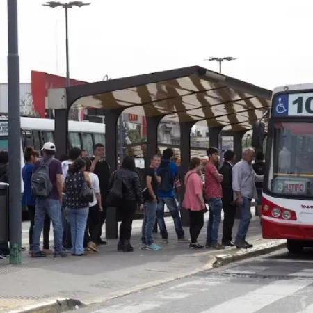 Transporte en el AMBA: colectivos reducirán frecuencias por la suba del gasoil