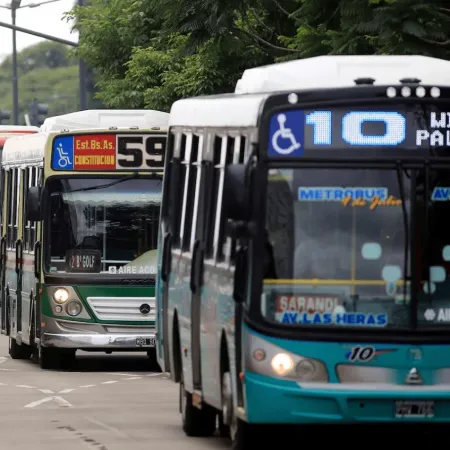 Colectivos con menos frecuencia en el AMBA y amenaza de paro total por el costo del combustible