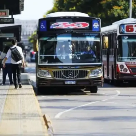 Paro de colectivos en el AMBA: qué líneas no funcionan y cuáles prestan servicio