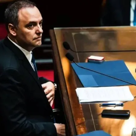 Adorni expuso en Diputados entre acusaciones y una puesta en escena oficialista
