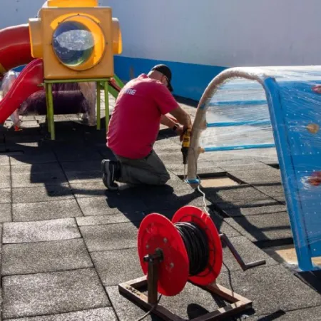 Lanús Gobierno avanzó con la instalación de nuevos juegos en los centros educativos municipales