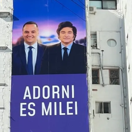 Milei respaldó a Adorni y descartó su salida del Gabinete: “Ni en pedo se va”