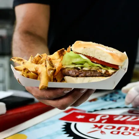 Con promos y menús especiales, Escobar se suma a los festejos por el Día de la Hamburguesa