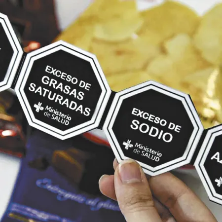 Buscan derogar la Ley de Etiquetado Frontal y crece la tensión entre salud pública e industria