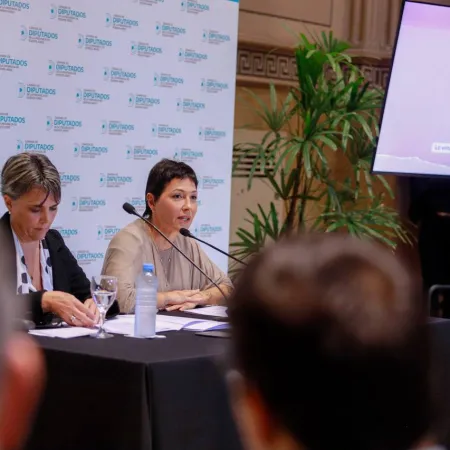 Mayra Mendoza presentó la "Ley Ema" para prevenir la violencia digital en las escuelas bonaerenses