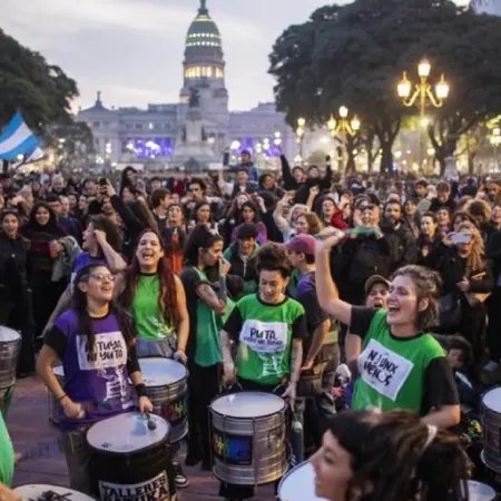 Masiva movilización de Ni Una Menos contra la violencia de género y el ajuste