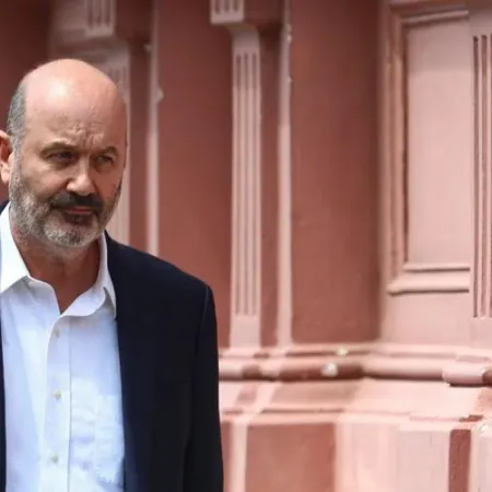 Sturzenegger volvió a cuestionar el financiamiento universitario y planteó una suba del IVA