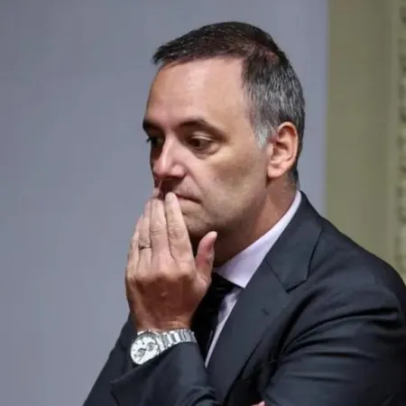 Recluido, Adorni prepara el informe de gestión con futuro incierto por la interpelación