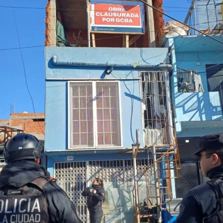 El Gobierno porteño clausuró construcciones clandestinas que levantaban en la Villa 31