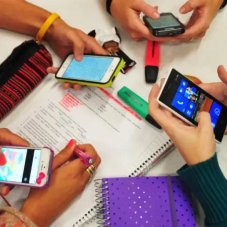 Más de 150 colegios privados bonaerenses ya limitan el uso del celular en secundaria