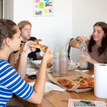 Ocho de cada diez argentinos prefieren celebrar el Día de la Amistad en casa