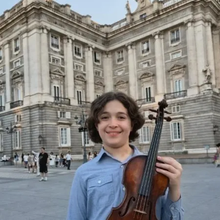 El violinista prodigio Marcos Carreras está capacitándose en Madrid