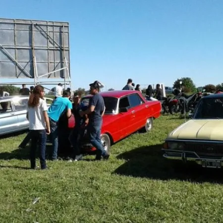 Llega una nueva edición del Encuentro Multimarca con autos clásicos, motos y vehículos personalizados