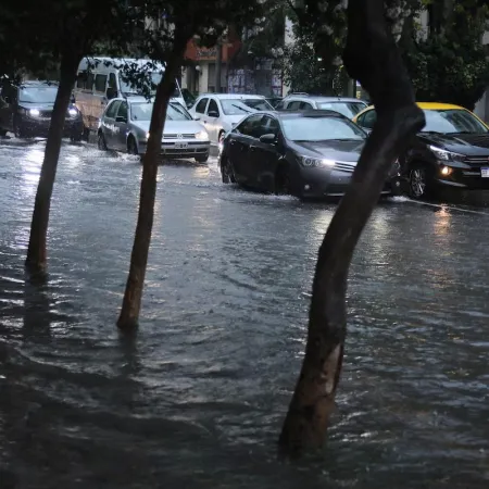 El fuerte temporal dejó calles anegadas, caída de granizo y serios trastornos en CABA y el conurbano