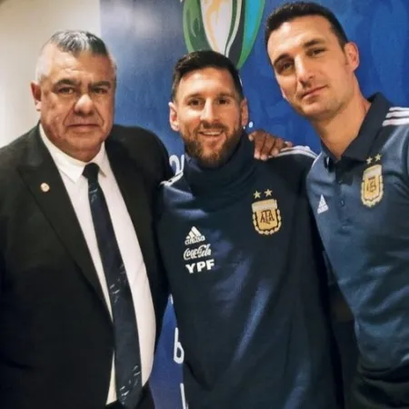 Claudio Tapia respaldó a Scaloni y habló del futuro de Messi en la Selección Argentina