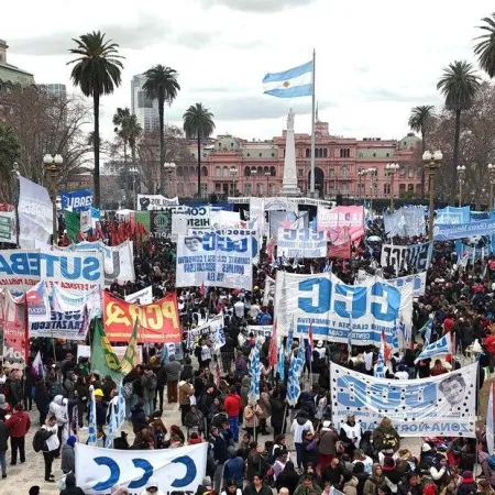 Miles marcharon por San Cayetano con fuertes reclamos por el empleo, los salarios y la situación social