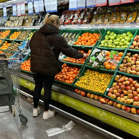 La inflación se desacelera, pero cada vez más hogares recurren al crédito para comprar alimentos
